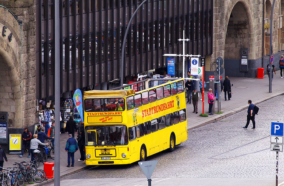 Stadtrundfahrten Bus an den Landungsbrüecken in Hamburg