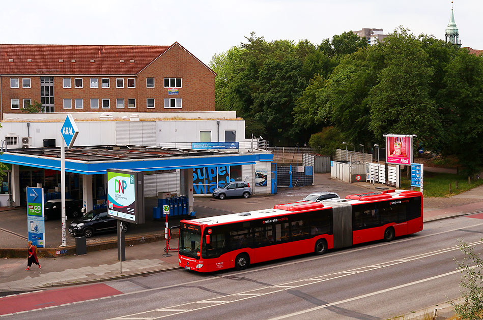 Ein Umbrella Bus an der Haltestelle Blücherstraße in der Königstraße und in Altona-Altstadt