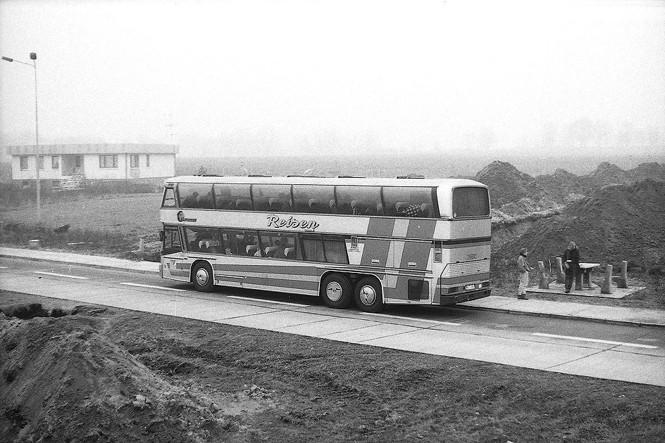 Ein Reisebus am Intershop in der DDR auf Transitfahrt von Westberlin