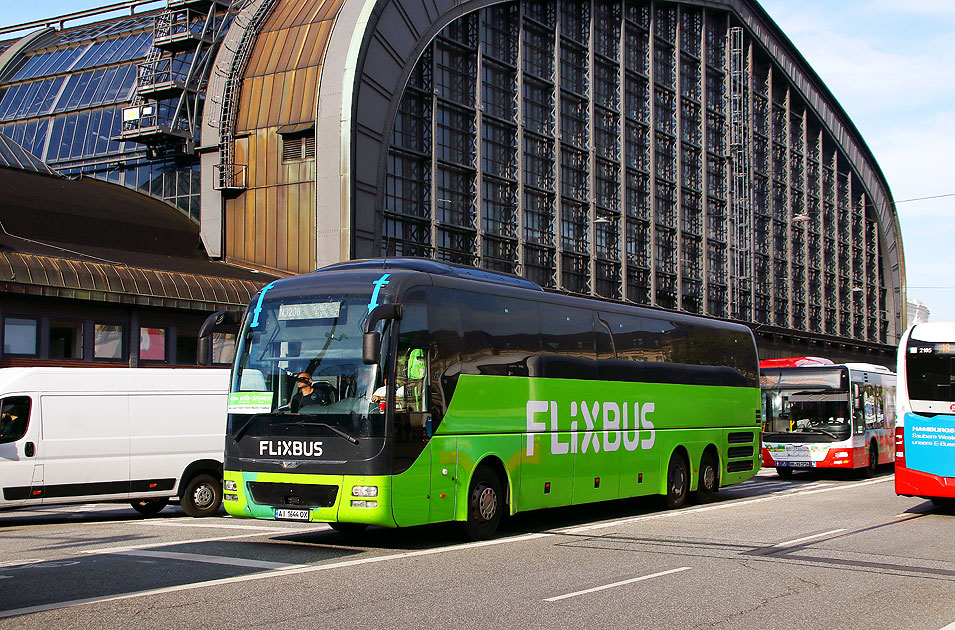 Ein ukrainischer Flixbus vor dem Hamburger Hauptbahnhof auf der Fahrt von Kiew nach Bremen