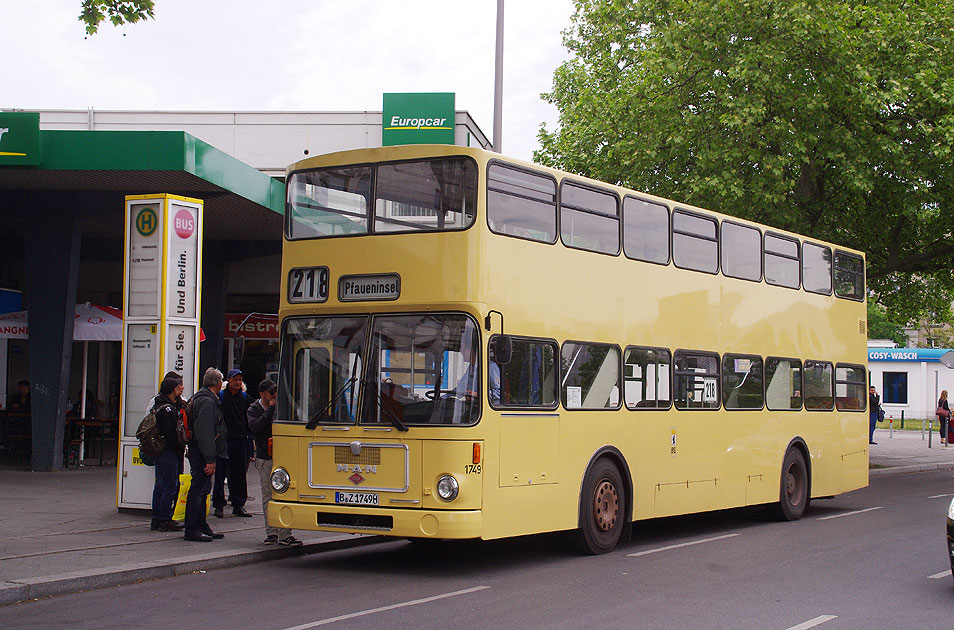Museumsbuslinie 218 in Berlin - Doppeldeckerbus in Berlin am ZOB