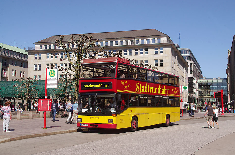 Ein Stadtrundfahrt Bus in Hamburg auf dem Rathausmarkt - BVG 3956