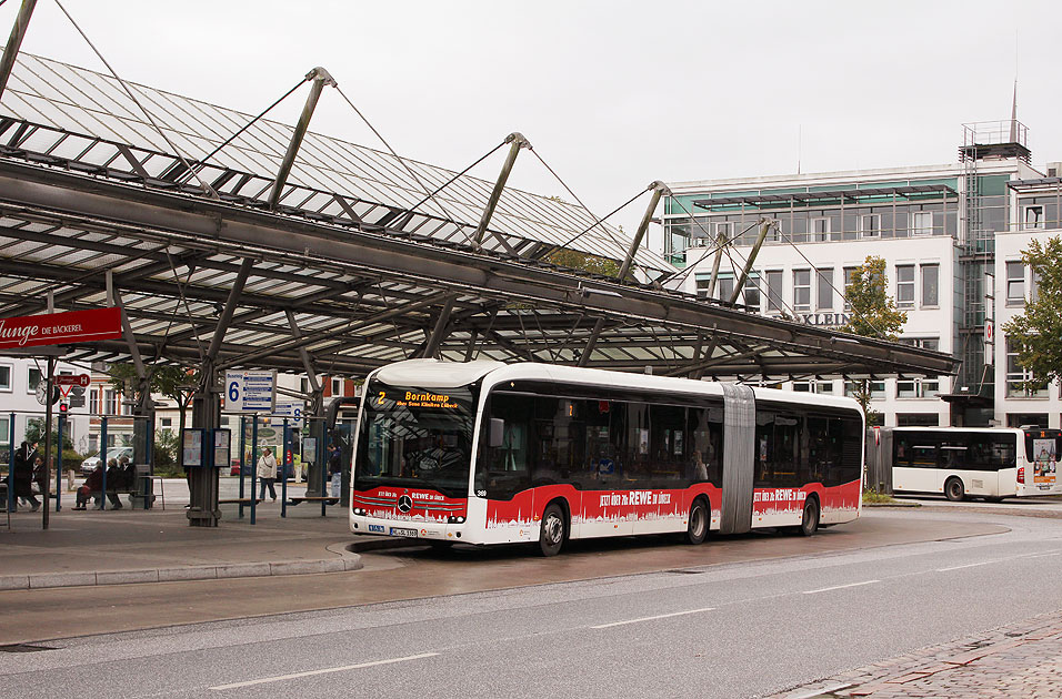 Ein Elektrobus am ZOB in Lübeck