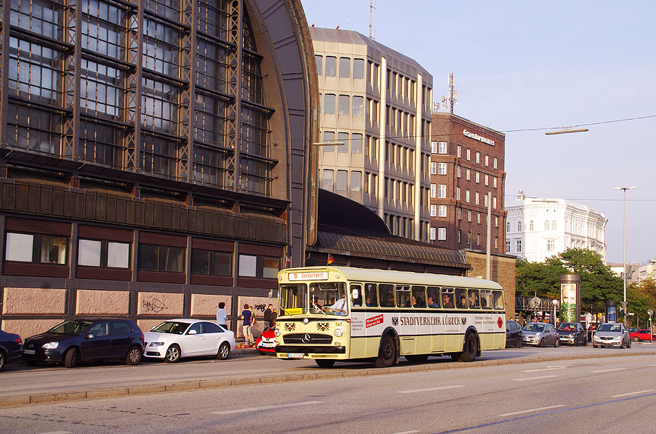 Museumsbus 141 vom Stadtverkehr Lübeck beim Verkehrshistorischen Tag in Hamburg