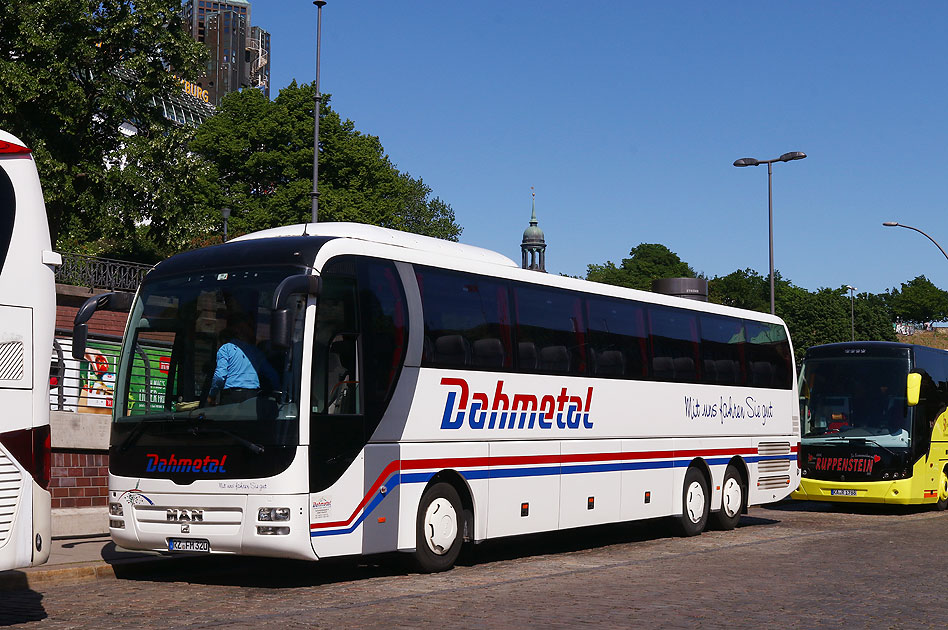 Der Dahmetal Bus 320 an den Landungsbrücken in Hamburg ein MAN RHC Lions Coach L