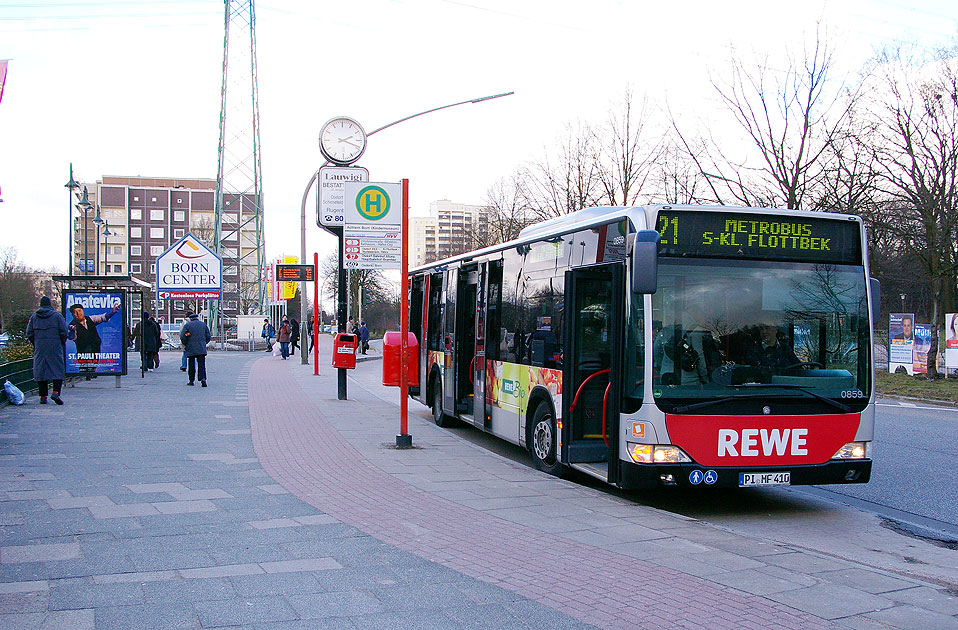 Ein PVG Bus auf der Buslinie 21 am Osdorfer Born an der Haltestelle Achtern Born