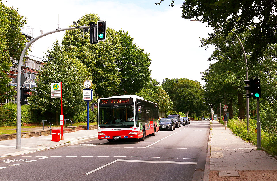 Ein Hochbahn-Bus an der Haltestelle Elbschloßstraße in Hamburg-Nienstedten