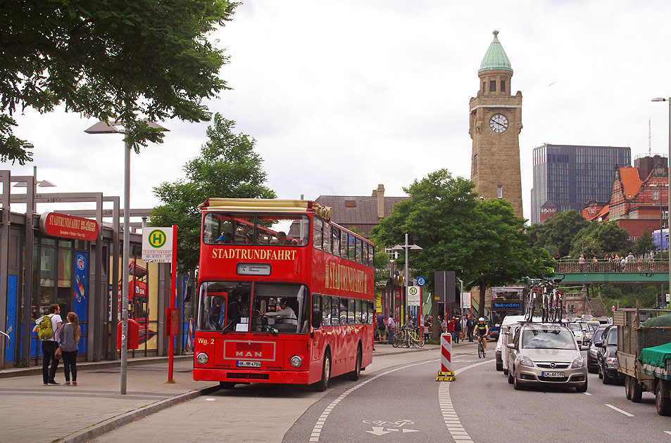 Ein Stadtrundfahrtenbus von Die Roten Doppeldecker an den Landungsbrücken in Hamburg