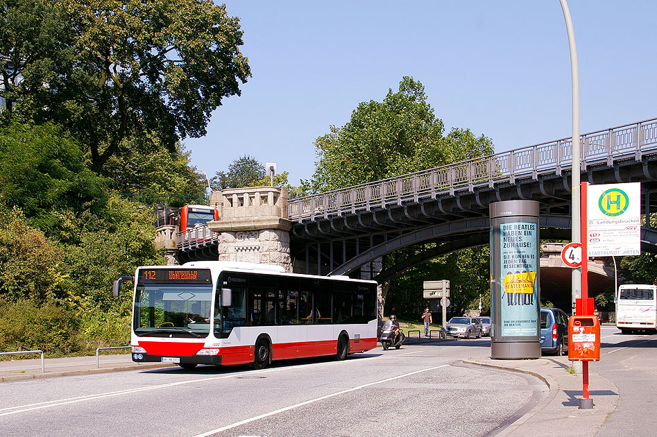 Die Bushaltestelle Landungsbrücken in Hamburg mit einem Hochbahn-Bus