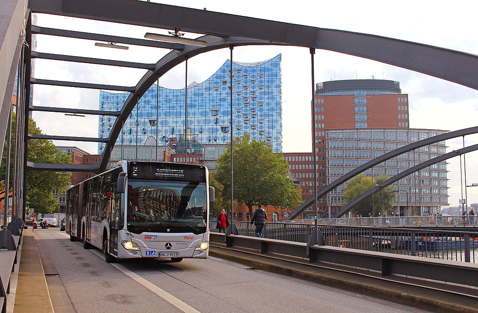Ein VHH Bus vor der Elbphilharmonie in Hamburg