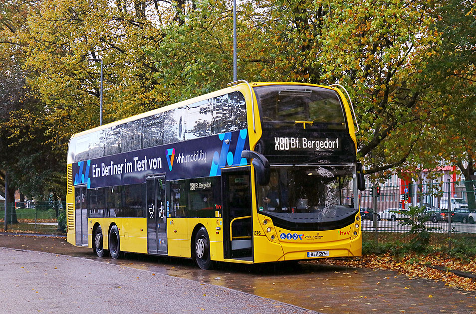 BVG Doppeldeckerbus auf dem Hamburger ZOB