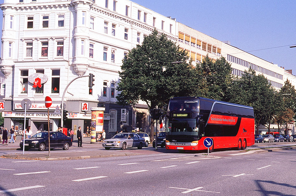 Der VHH Doppeldeckerbus 0331 an der Haltestelle Hauptbahnhof / ZOB in Hamburg