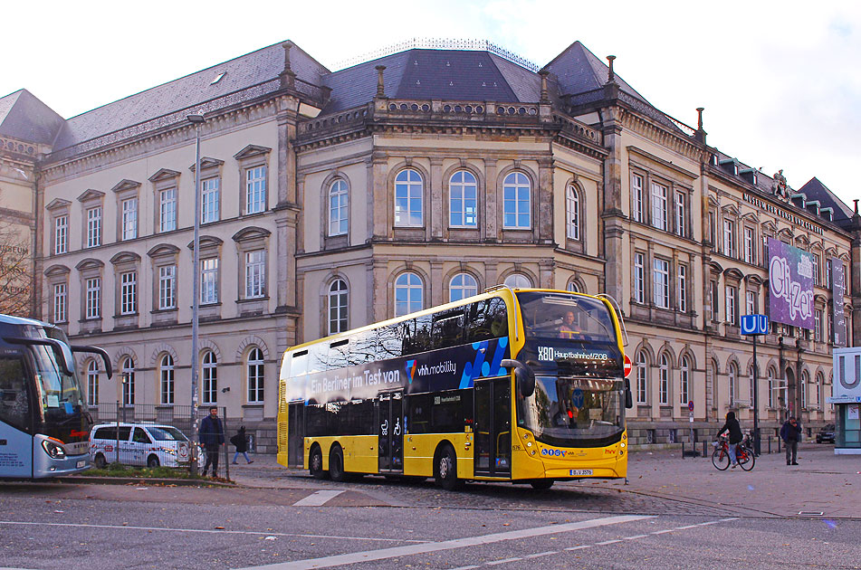 Ein Berliner Doppeldeckerbus in Hamburg am ZOB