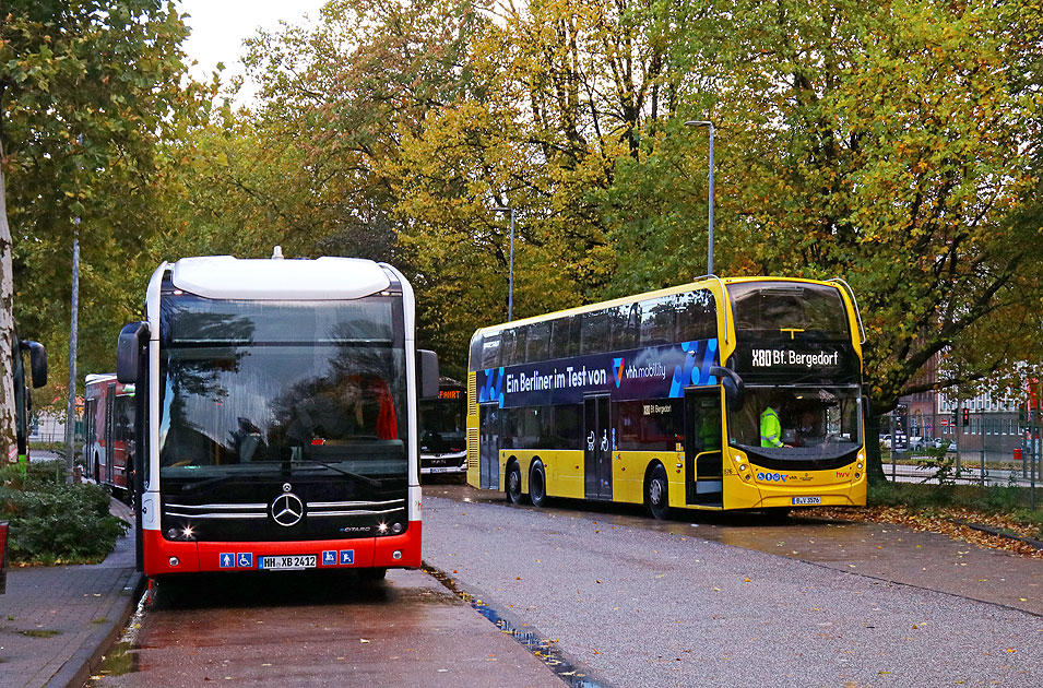 Hochbahn Ecitaro Elektrobus und BVG Doppeldeckerbus in Hamburg