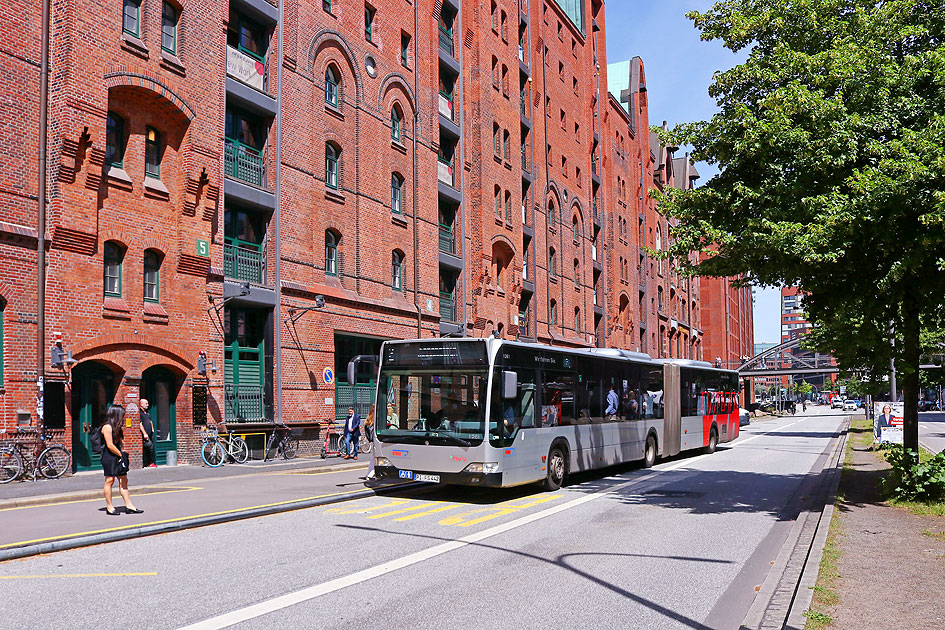Ein VHH-Bus an der Haltestelle Am Sandtorkai