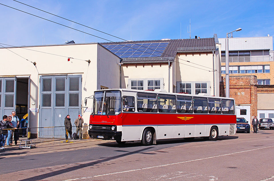 Ein Ikarus 250.59 in Dresden im Betriebshof Trachenberge
