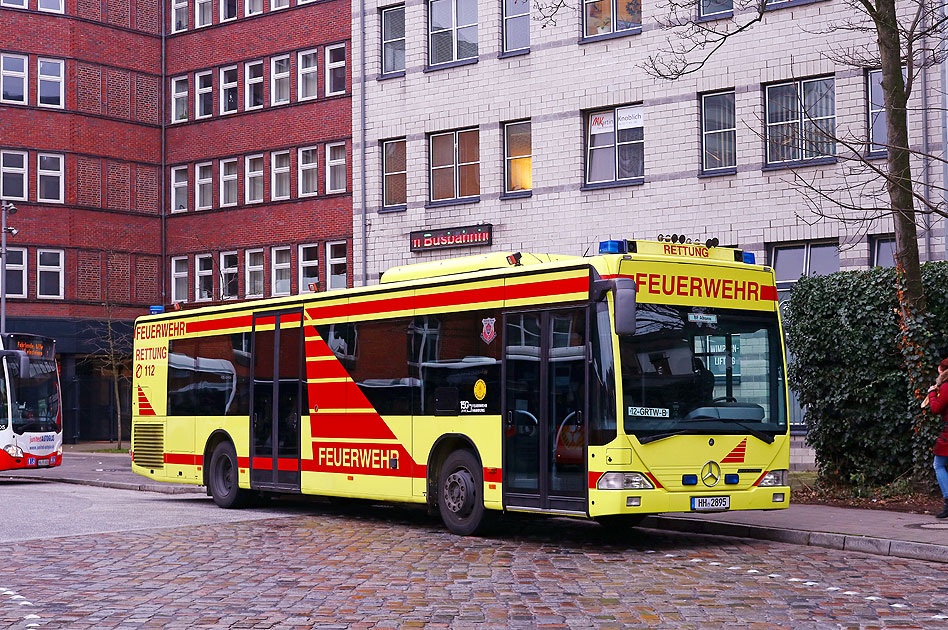 Ein Gro&szlig;raumrettungswagen - Citaro-Bus der Feuerwehr in Hamburg