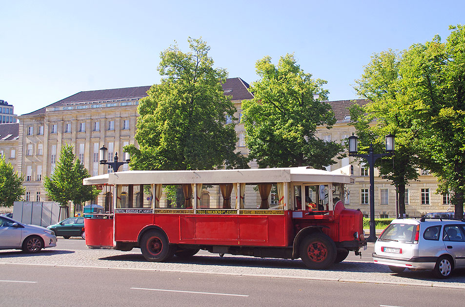 Ein Renault TN-Bus in Berlin in der Stra&szlig;e des 17. Juni