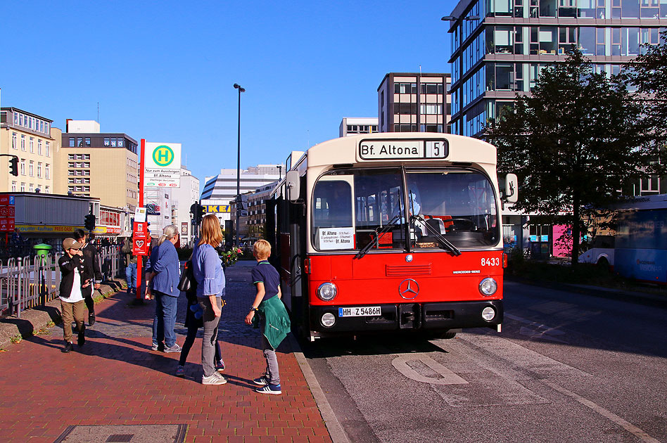 Der VHH Museumsbus 8433 an der Haltestelle Bahnhof Altona
