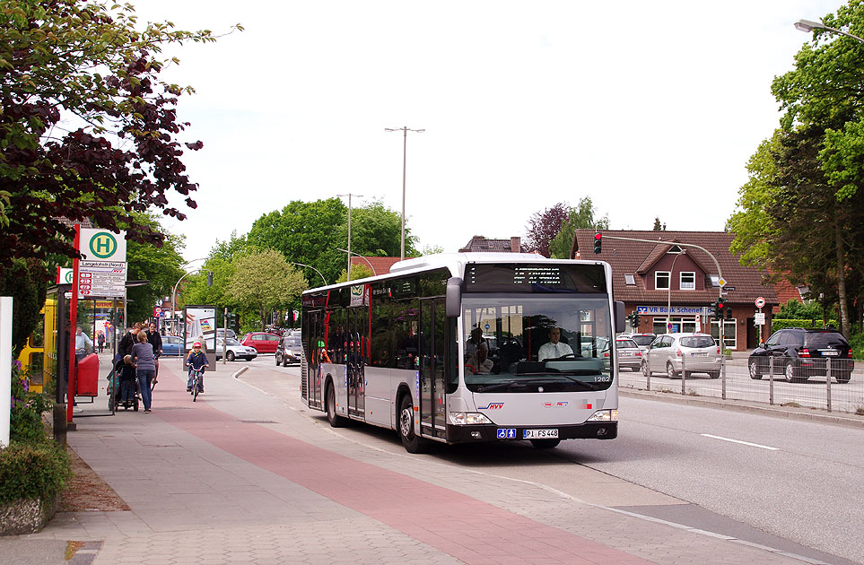 Ein PVG-Bus in Hamburg-Osdorf an der Haltestelle Langelohstra&szlig;e