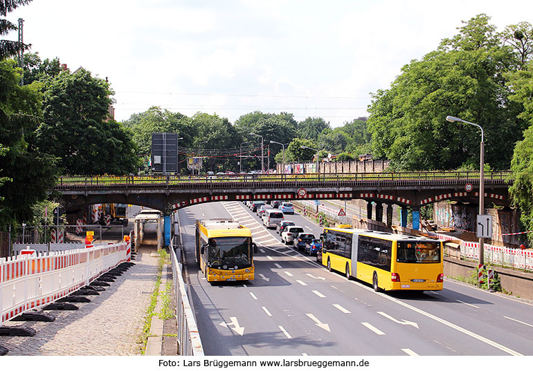 Zwei DVB Busse an der Eisenbahnbrücke in der Stauffenbergallee