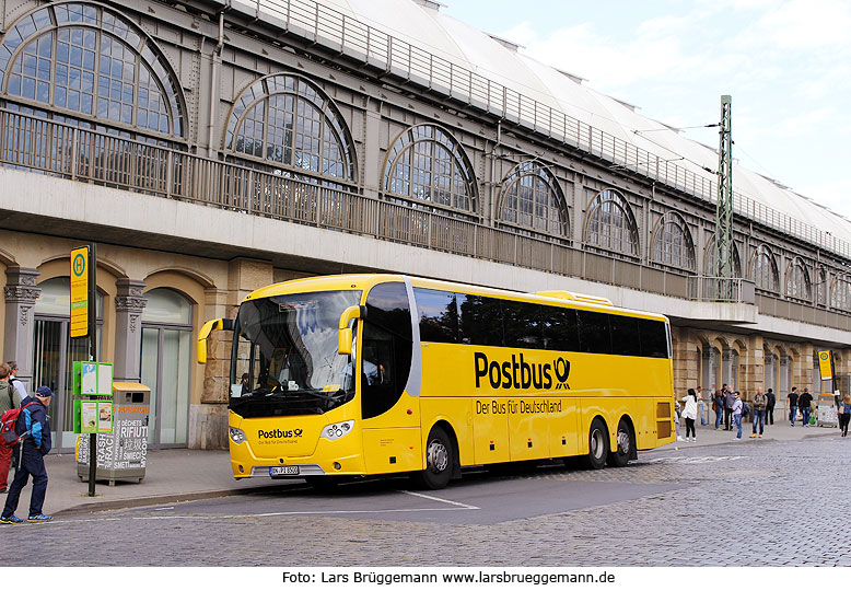 Ein Postbus an der Haltestelle Dresden Hbf
