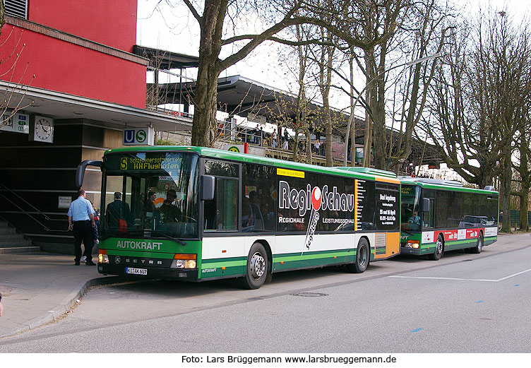 Zwei Autokraft Busse am Bahnhof Hamburg-Ohlsdorf im SEV für die Hamburger S-Bahn