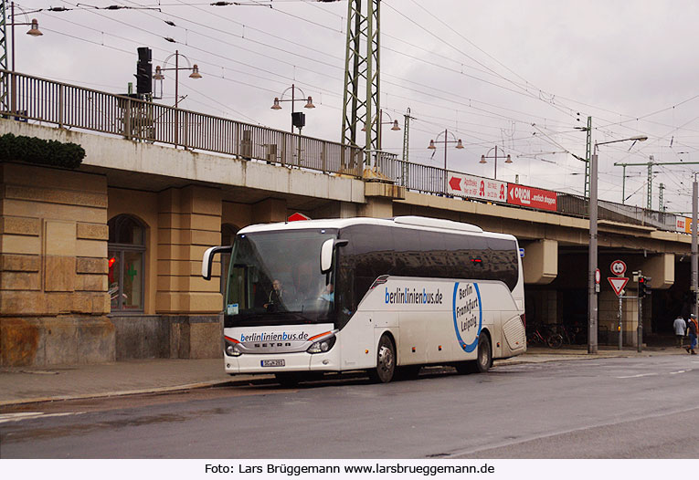 Ein Berlinlinienbus in Dresden vor dem Hauptbahnhof