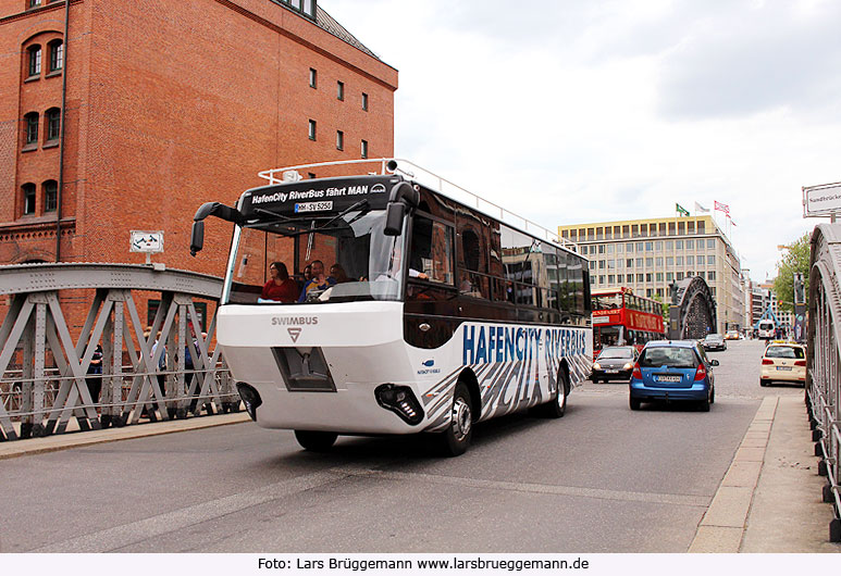 Der Hafencity Riverbus in der Hamburger Speicherstadt