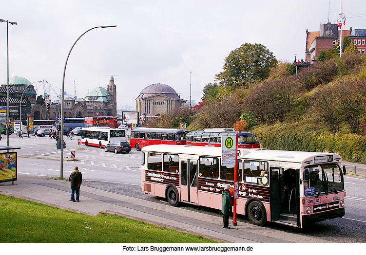 Hochbahn-Schnellbus an der Haltestelle Landungsbrücken