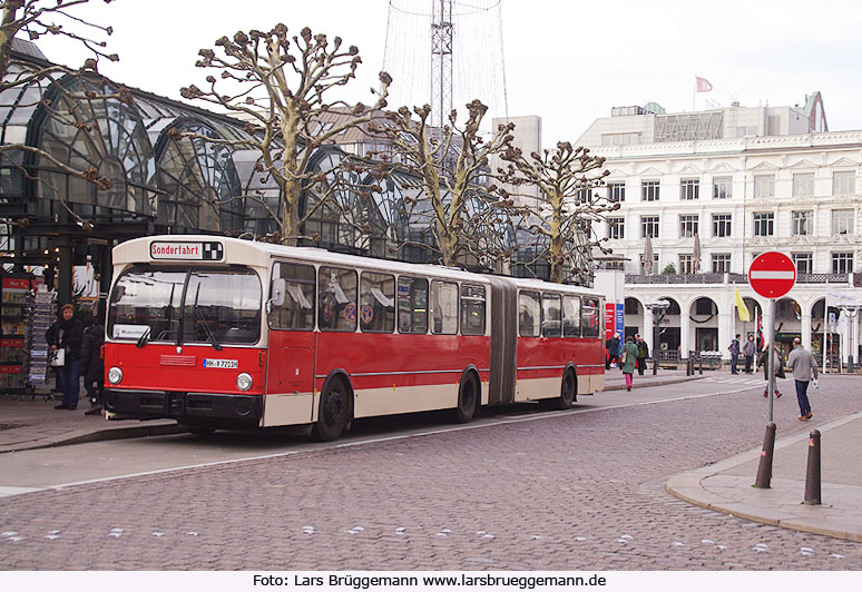 HOV ex Hochbahn Museumsbus HHA 7211 ein O 305 G auf dem Rathausmarkt in Hamburg