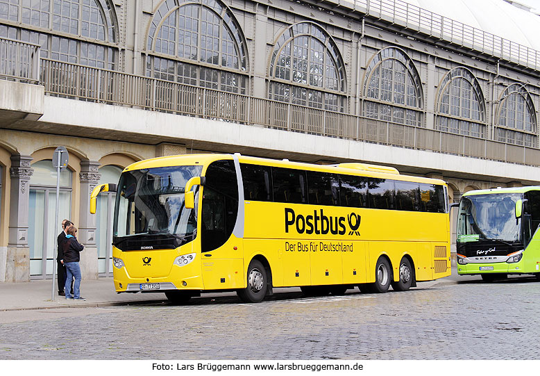Ein Postbus in Dresden Hbf vom Busunternehmen Taeter Tours GmbH