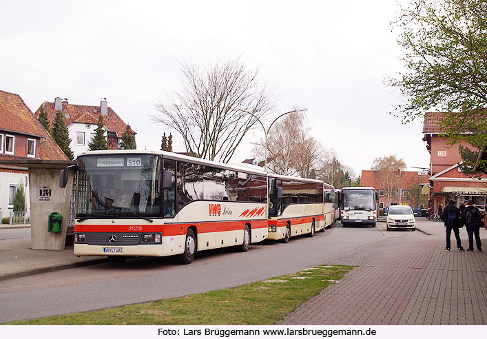 Busse auf dem Busbahnhof am Bahnhof Walsrode mit einem Bus der Verden-Walsroder Eisenbahn