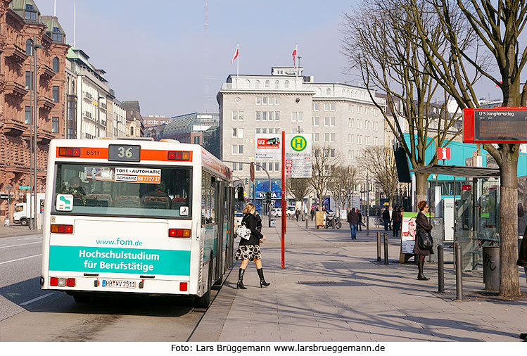 Die Schnellbuslinie 36 in Hamburg an der Haltestelle Jungfernstieg