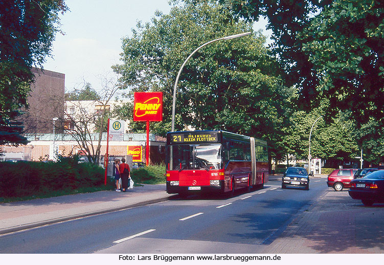 Der VHH-Bus 8760 an der Haltestelle Katzbachstraße auf der Linie 21 vormals 184