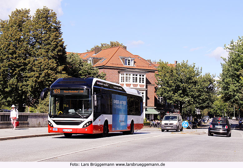 Die Buslinie 109 in Hamburg an der Haltestelle Streekbrücke mit einem Electro Hybrid Plug-in-Bus