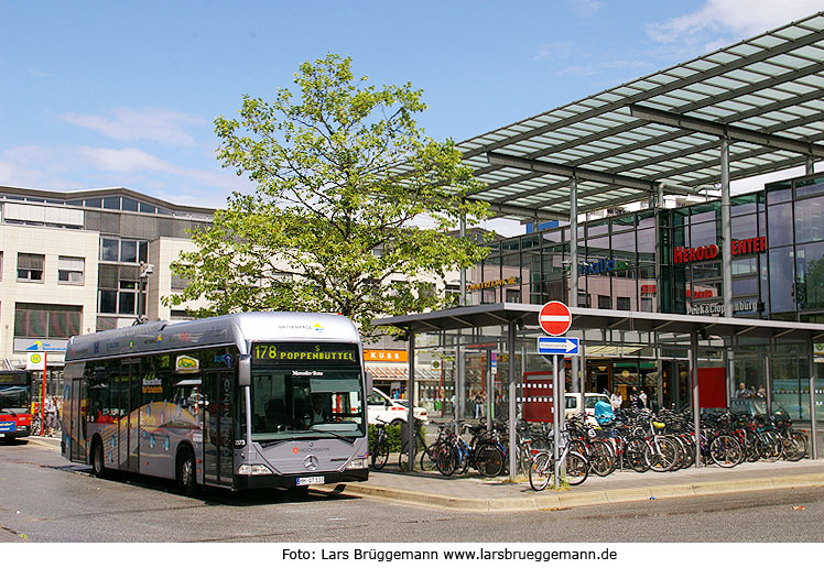 Ein Hochbahn-Brennstoffzellen-/Wasserstoffbus an der U-Bahn-Haltestelle Garstedt