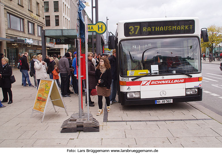 Der HOV Museumsbus / Schnellbus 6502 auf dem Jungfernstieg