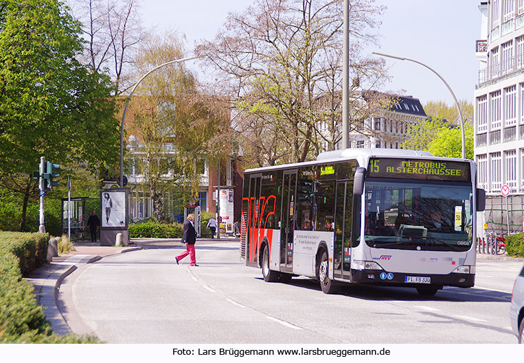 PVG Bus an der Haltestelle Altona Rathaus als Linie 15 zur Alsterchaussee