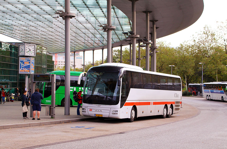 Ein IC Bus der Linie Hamburg - Amsterdam auf dem ZOB in Hamburg