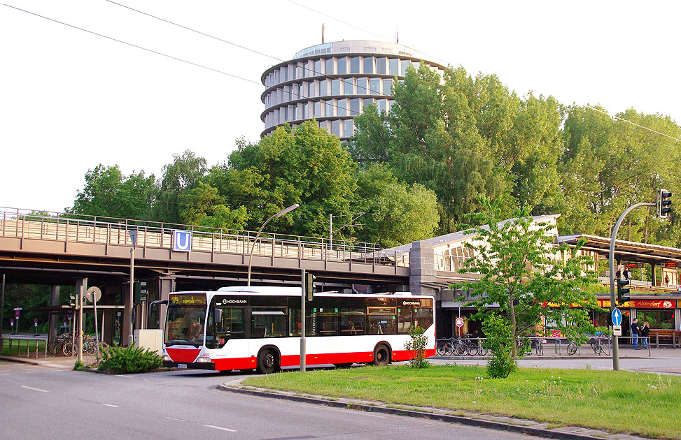 Ein Hochbahn Bus an der U-Bahn-Haltestelle Alsterdorf in Hamburg