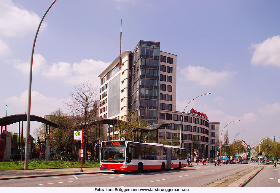 Ein Hochbahn Gelenkbus an der Haltestelle U-Bahn St. Pauli