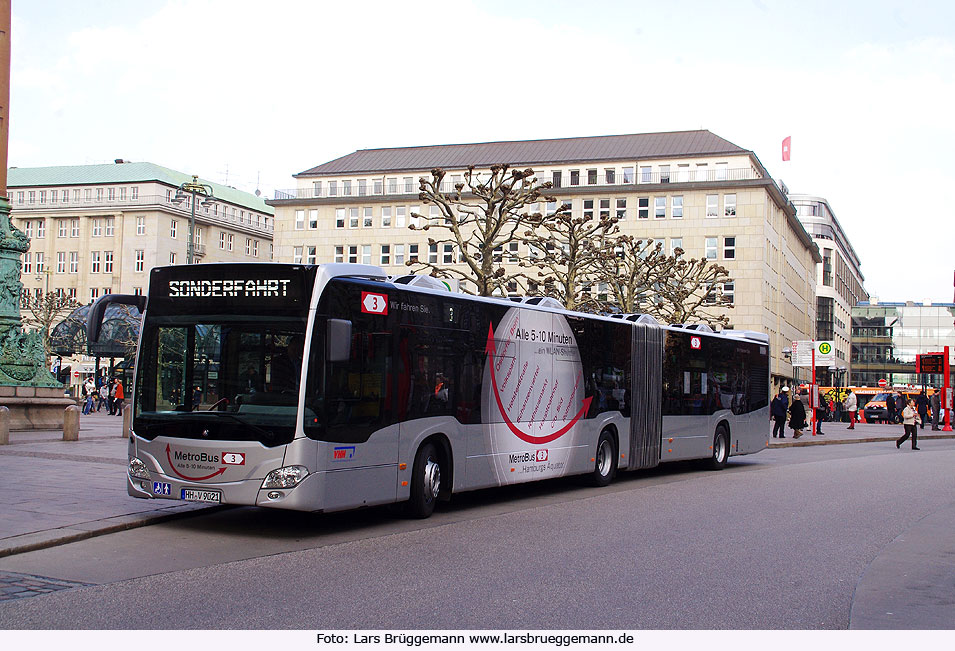 Ein VHH Bus in Hamburg auf dem Rathausmarkt auf der Linie 3