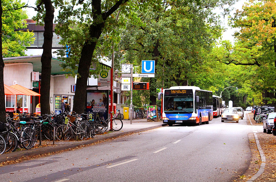Ein Hochbahn Bus an der U-Bahn Haltestelle Borgweg