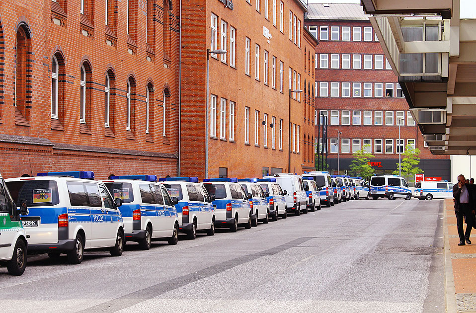 Der Busbahnhof Altona während dem G20-Gipfel mit Polizeifahrzeugen