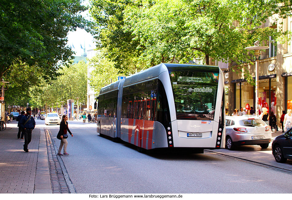 Elektromobilität in Hamburg: Ein Van Hool Exqui.City Tram-Bus der VHH in der Mönckebergstraße in Hamburg