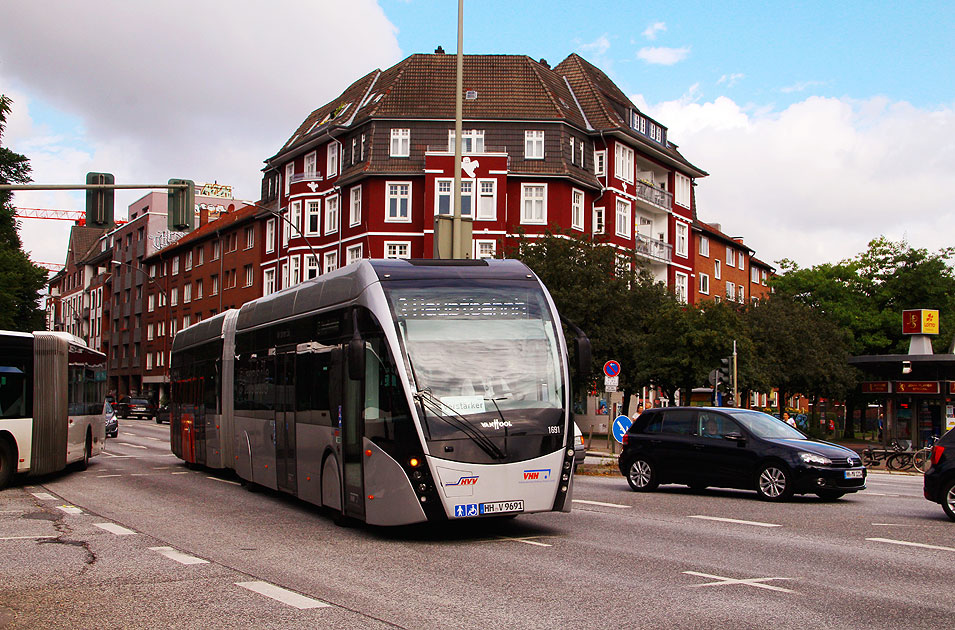 Der VHH Van Hool Elektrobus an der Haltestelle Bahnhof Holstenstraße