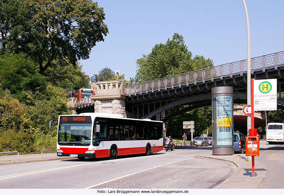 Ein Hochbahn Bus an der Haltestelle Landungsbrücken