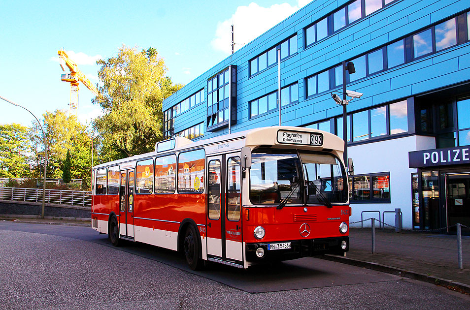 Der VHH Museumsbus 8433 am Bahnhof Poppenbüttel der S-Bahn