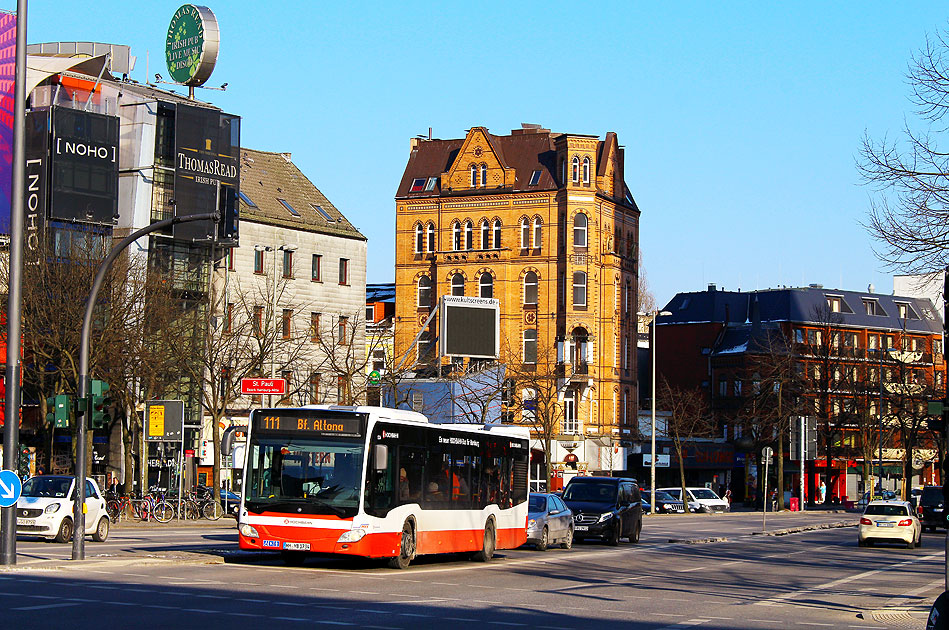 Ein Hochbahn-Bus an der Bushaltestelle S-Bahn Reeperbahn